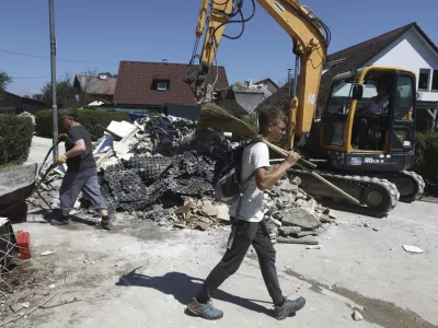 Ljubljana Sneberje- odpravljanje posledic poplav &ndash; sanacija &scaron;kode -- 14.08.2023 - Dan solidarnosti in dela prost dan - najhuj&scaron;a naravna ujma v zgodovini Slovenije - prizadeti dve tretjini države - ujma - poplave &ndash; zemeljski plazovi &ndash; neurja &ndash; prostovoljci - //FOTO: Luka Cjuha