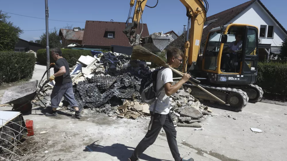 Ljubljana Sneberje- odpravljanje posledic poplav &ndash; sanacija &scaron;kode -- 14.08.2023 - Dan solidarnosti in dela prost dan - najhuj&scaron;a naravna ujma v zgodovini Slovenije - prizadeti dve tretjini države - ujma - poplave &ndash; zemeljski plazovi &ndash; neurja &ndash; prostovoljci - //FOTO: Luka Cjuha