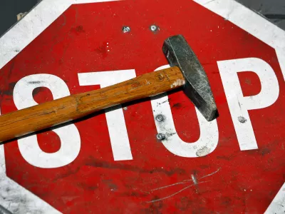 - ilustrativna fotografija - prometni znak STOP - tesarsko kladivo - delo - prekinitev - konec - prenehanje - upor - protestiranje - spremembe - podizvajalci - neplačniki - gradbeni&scaron;tvo - afere - mobing- &scaron;ikaniranje - trpinčenje na delovnem mestu //FOTO: Bojan Velikonja