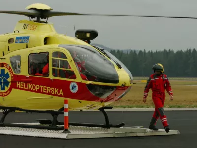 Helikopter - HNMP &ndash; helikopterska nujna medicinska pomoč - - predstavitev helikopterske nujne medicinske pomoči ob začetku rednega delovanja službe, - ekipa predstavila svoje delovanje in simulirala primer re&scaron;evanja ponesrečenca s helikopterjem; pred novim vladnim hangarjem na letali&scaron;ču Brnik ,// FOTO: Luka CjuhaOPOMBA: ZA OBJAVO V ČASOPISU DNEVNIK