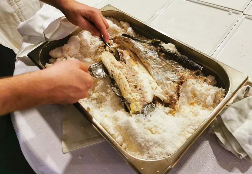 Brancin v soli, Restavracija Salicornia / Foto: Miha First