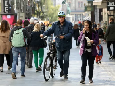 - kolesar in pe&scaron;ec Čopova ulica - - 05.10.2022 - prepoved vožnje za vsa motorna kolesa - pe&scaron; cona v sredi&scaron;ču Ljubljane //FOTO: Tomaž Skale 