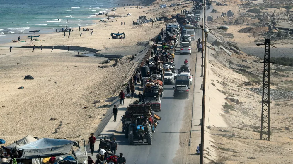 &rlm;Displaced Palestinians, fleeing northern Gaza due to an Israeli military operation, move southward after Israeli forces ordered residents of Gaza City to evacuate to the south, in the central Gaza Strip September 13, 2025. REUTERS/Mahmoud Issa   TPX IMAGES OF THE DAY