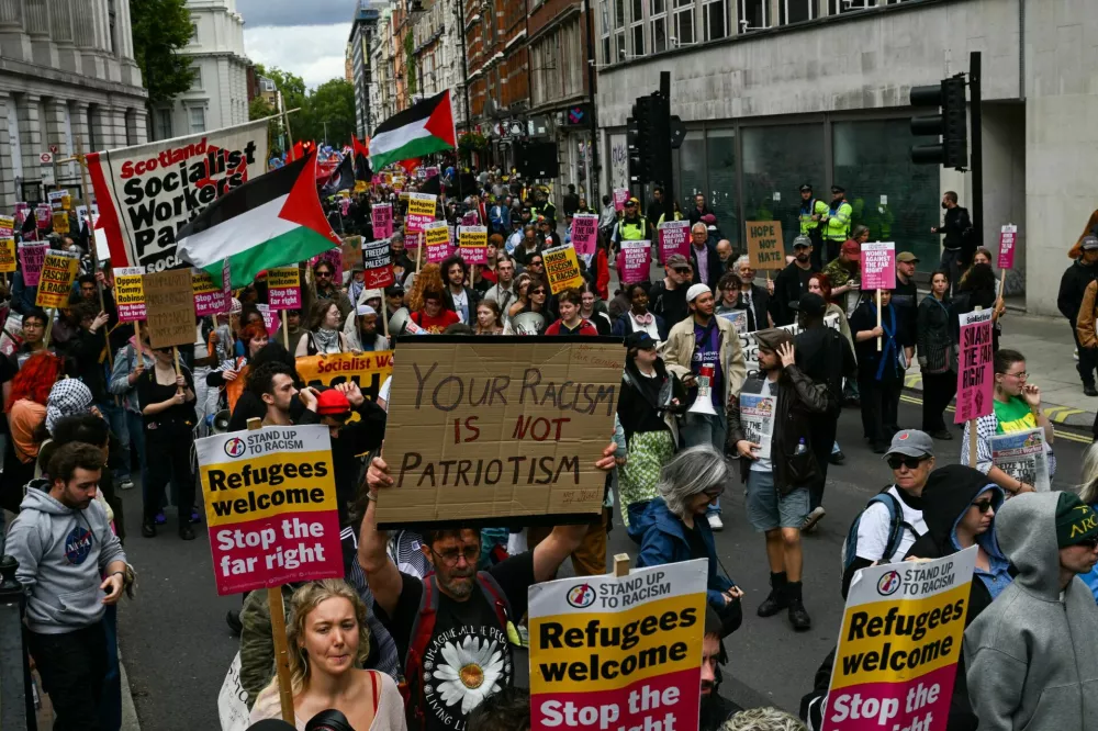 Members of the campaign group, Stand Up to Racism, demonstrate against a rally organised by the British anti-immigration activist Stephen Yaxley-Lennon, also known as Tommy Robinson, in London, Britain, September 13, 2025. REUTERS/Chris J. Ratcliffe