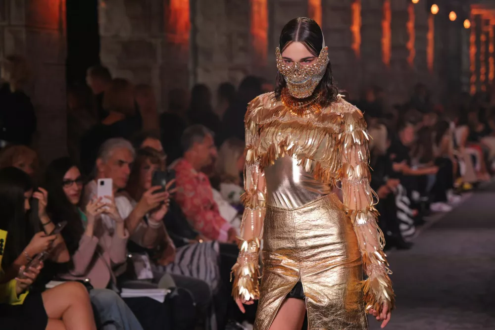 Nova Gorica, pred Mestno obcino Nova Gorica.Modni spektakel Benedetti Life, na katerem je modna oblikovalka Matea Benedetti predstavila edinstveno modno revijo kosov, ki zdruzujejo tehnoloske inovacije, ekolosko ozavescenost in brezcasen glamur.