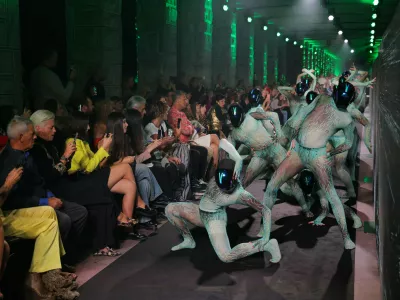 Nova Gorica, pred Mestno obcino Nova Gorica.Modni spektakel Benedetti Life, na katerem je modna oblikovalka Matea Benedetti predstavila edinstveno modno revijo kosov, ki zdruzujejo tehnoloske inovacije, ekolosko ozavescenost in brezcasen glamur.