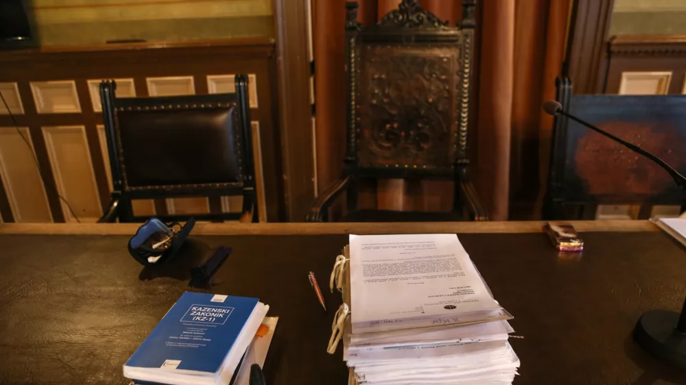 simbolična fotografija - kazenski zakonik- 18.04.2018 - Okrožno sodi&scaron;če v Ljubljani - igrana glavna obravnava Okrožnega sodi&scaron;ča v sodelovanju z učenci 2. razreda Waldorfske &scaron;ole Ljubljana; sojenje  //FOTO: Luka Cjuha.