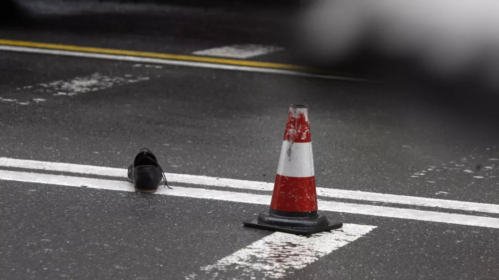 - ilustrativna fotografija - samomor - nesreča- - samomor 2013 - mlaj&scaron;i mo&scaron;ki padel z ljubljanskega nebotičnika na avtobus mestnega potni&scaron;kega prometa in na kraju dogodka umrl. //FOTO: Bojan Velikonja