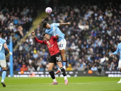 14 September 2025, United Kingdom, Manchester: Manchester United's Benjamin Sesko and Manchester City's Nico O'Reilly battle for the ball during the English Premier League soccer match between Manchester Cityand Manchester United at Etihad Stadium. Photo: Nick Potts/PA Wire/dpa