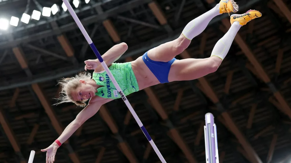 World Athletics Championships Tokyo 2025 - Women's Pole Vault Qualification (Groups A & B combined) - Japan National Stadium, Tokyo, Japan - September 15, 2025 Slovenia's Tina Sutej in action during qualifying REUTERS/Edgar Su