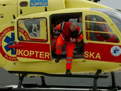 Helikopter - HNMP &ndash; helikopterska nujna medicinska pomoč - - predstavitev helikopterske nujne medicinske pomoči ob začetku rednega delovanja službe, - ekipa predstavila svoje delovanje in simulirala primer re&scaron;evanja ponesrečenca s helikopterjem; pred novim vladnim hangarjem na letali&scaron;ču Brnik ,// FOTO: Luka CjuhaOPOMBA: ZA OBJAVO V ČASOPISU DNEVNIK