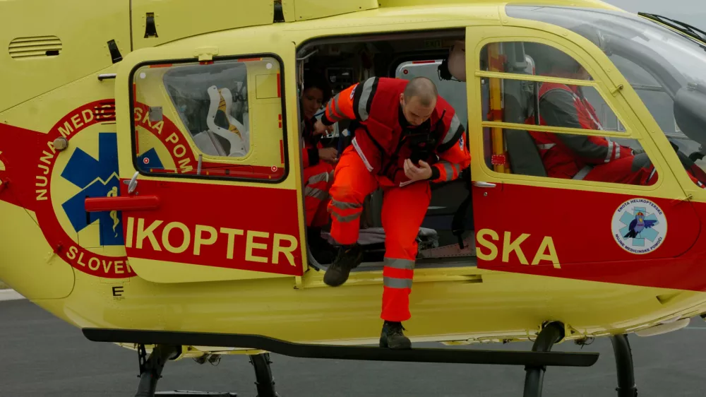 Helikopter - HNMP &ndash; helikopterska nujna medicinska pomoč - - predstavitev helikopterske nujne medicinske pomoči ob začetku rednega delovanja službe, - ekipa predstavila svoje delovanje in simulirala primer re&scaron;evanja ponesrečenca s helikopterjem; pred novim vladnim hangarjem na letali&scaron;ču Brnik ,// FOTO: Luka CjuhaOPOMBA: ZA OBJAVO V ČASOPISU DNEVNIK