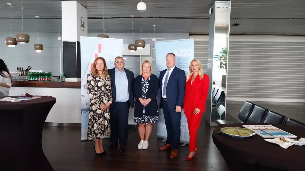 Martina Stra&scaron;ek, Matej Knaus, vodja flote Alenka Klemen, komercialni direktor Slaven Žabo in Anamarija Jurinak. F Vesna Levičnik