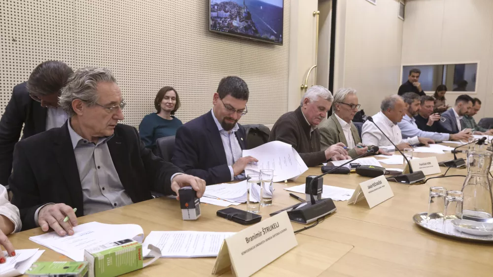 Branimir &Scaron;trukelj in Jakob Počival&scaron;ek15.11.2024 - podpis Dogovora o prenovi sistema plač in novih uvrstitvah delovnih mest ter nazivov v plačne razrede v javnem sektorju, Kolektivne pogodbe za javni sektorFOTO: LUKA CJUHA