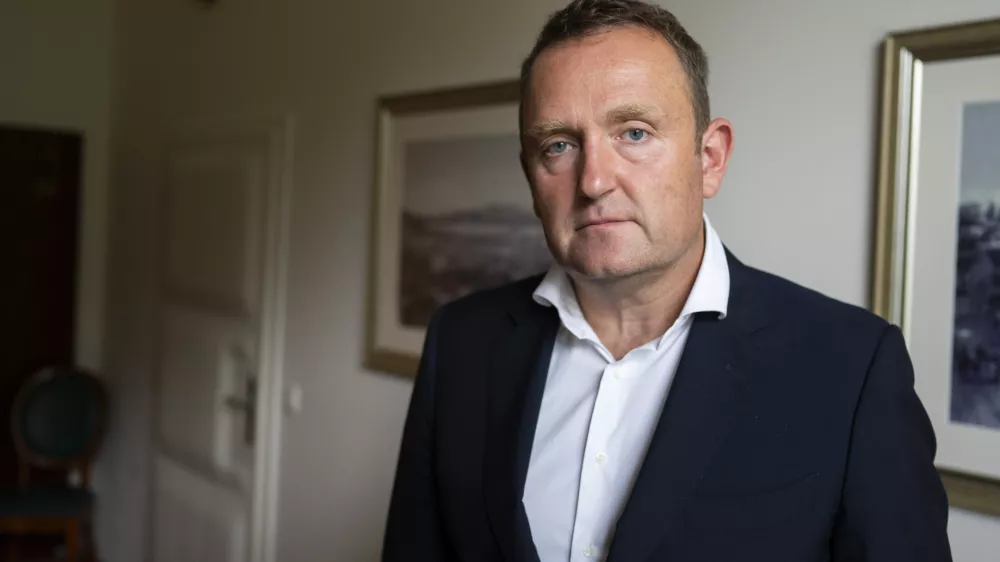 Ministrstvo pri ume&scaron;čanju kritične infrastrukture vztraja pri počasnej&scaron;i poti