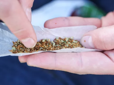 Zvijanje jointa, marihuana, kajenje marihuane, indijska konoplja- 22.04.2015 - Marihuana mar&scaron; 2015 - tradicionalni shod proti prohibiciji konoplje in za liberalizacijo zakonskega področja prepovedanih drog v organizaciji &Scaron;tudentske organizacije Univerze v Ljubljani;  //FOTO: Bojan Velikonja