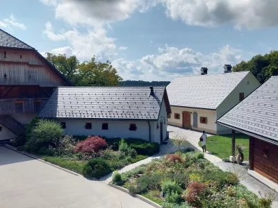 Na nekdanji posesti družine Anderlič, katere korenine segajo vse do leta 1627, se danes razvija sodoben konjeni&scaron;ki center.