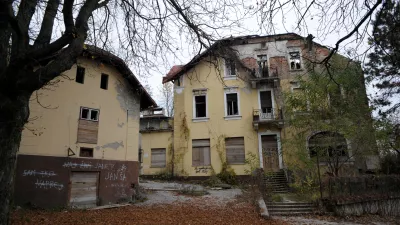- 11..11.2011 - - Hotel Bellevue v Ljubljani - propadajoči nekdanji hotel v parku Tivoli//FOTO: Tomaž Zajel&scaron;nik