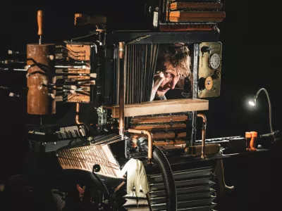 Predstava Harms je kriv! izvedba Matija Solce