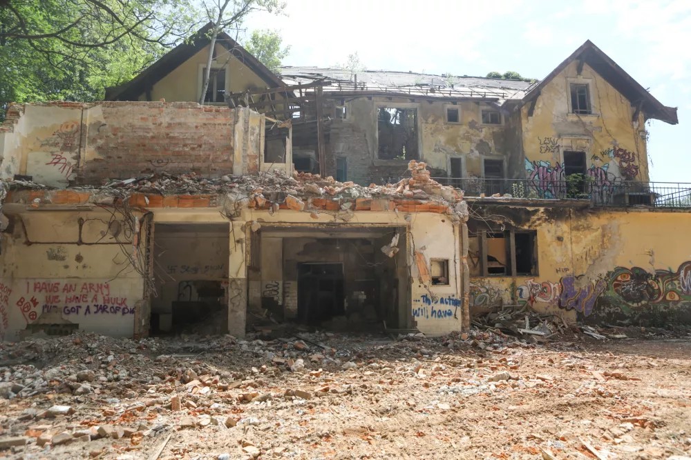 26.05.2025 - Hotel Bellevue Ljubljana. ru&scaron;enje gradbi&scaron;čeFoto: Luka Cjuha