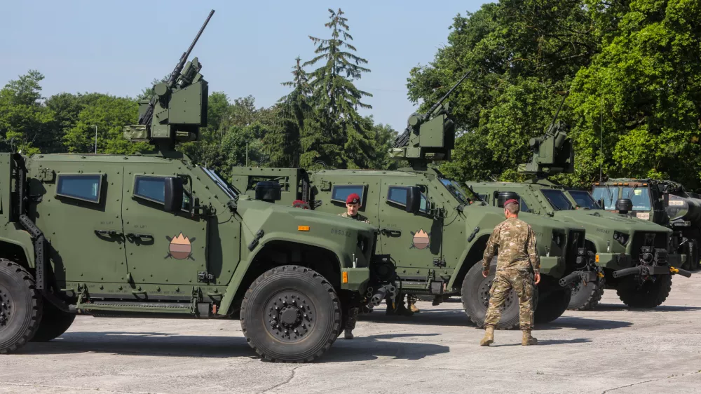 - lahko oklepno vozilo SV LKOV 4x4, proizvajalca Oshkosh Defense.- 05.06.2021 - Voja&scaron;nica Edvarda Peperka v Ljubljani - Slovenska vojska (SV) - predstavitev novih 38 lahkih kolesno oklepnih vozil LKOV 4x4 z integrirano oborožitveno postajo M153 Kongsberg. //FOTO: Bojan Velikonja / Foto: Bojan Velikonja