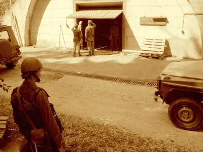 Skladi&scaron;če JNA Borovnica, avgust 1991, armada prevzema skladi&scaron;če ponovno v svoje roke. Skladi&scaron;čnik se je prijel za glavo, ko je zagledal prazna skladi&scaron;ča. - Borovnica - primopredaja orožja - Jugoslovanska ljudska armada (JLA) - Teritorialna obramba TO, //FOTO: Tomaž SkaleOPOMBA: ZA OBJAVO V ČASOPISU DNEVNIK / Foto: Tomaž Skale