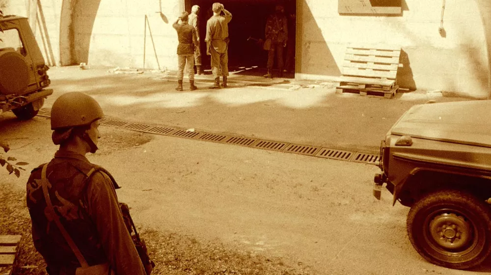 Skladi&scaron;če JNA Borovnica, avgust 1991, armada prevzema skladi&scaron;če ponovno v svoje roke. Skladi&scaron;čnik se je prijel za glavo, ko je zagledal prazna skladi&scaron;ča. - Borovnica - primopredaja orožja - Jugoslovanska ljudska armada (JLA) - Teritorialna obramba TO, //FOTO: Tomaž SkaleOPOMBA: ZA OBJAVO V ČASOPISU DNEVNIK / Foto: Tomaž Skale