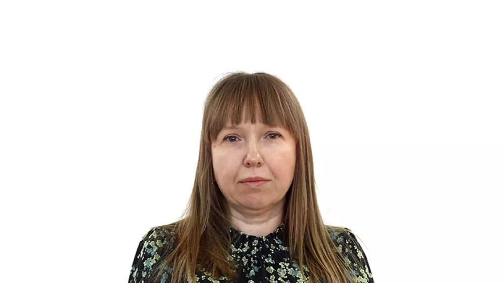 Nina KnavsZA ONLINE - Redakcija Dnevnik 2024 - portreti za komentarje in kolumne - kolumnisti - komentatorji &ndash; novinarji - portret //FOTO: Luka Cjuha