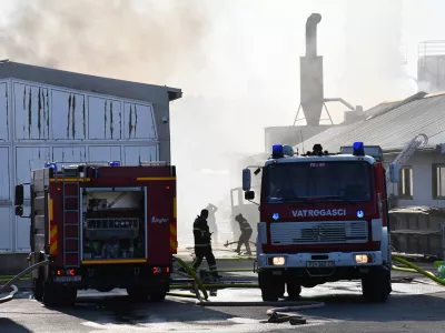 15.09.2025., Buk: Izbio veliki pozar u proizvodnim halama tvrtke Windor u Buku nedaleko od Pleternice. Vatrogasci gase pozar. Photo: Ivica Galovic/PIXSELL