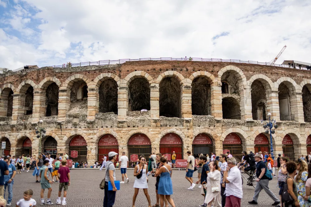 The ancient Roman amphitheater of Verona, known as the Arena, stands in Piazza Bra surrounded by tourists and summer visitors / Foto: Gianluca Pugliese