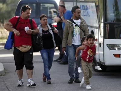 - 18.09.2015 - Slovenija - slovensko-hrva&scaron;ka meja - Policijska postaja Brežice - prevoz beguncev iz Brežic v Postojno - otroci - družina   - Begunci 2015 - migracije po zahodni balkanski poti - migracijska pot beguncev iz Sirije, Afganistana in Iraka čez Balkan proti zahodni Evropi - evropska begunska kriza - migranti -   ///FOTO: Luka Cjuha