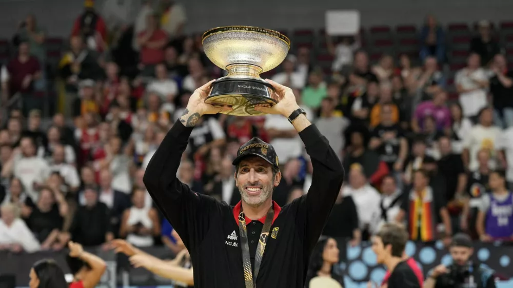 Basketball - FIBA EuroBasket 2025 - Final - Turkey v Germany - Xiaomi Arena, Riga, Latvia - September 14, 2025 Germany head coach Alex Mumbru holds the trophy after winning the FIBA EuroBasket final REUTERS/Ints Kalnins