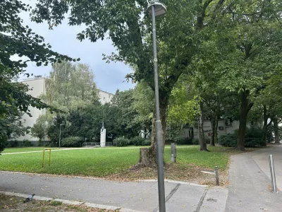 Park Ade &Scaron;kerl in Sonje Plaskan, ukradena tabla F &Scaron;pela Ferlin