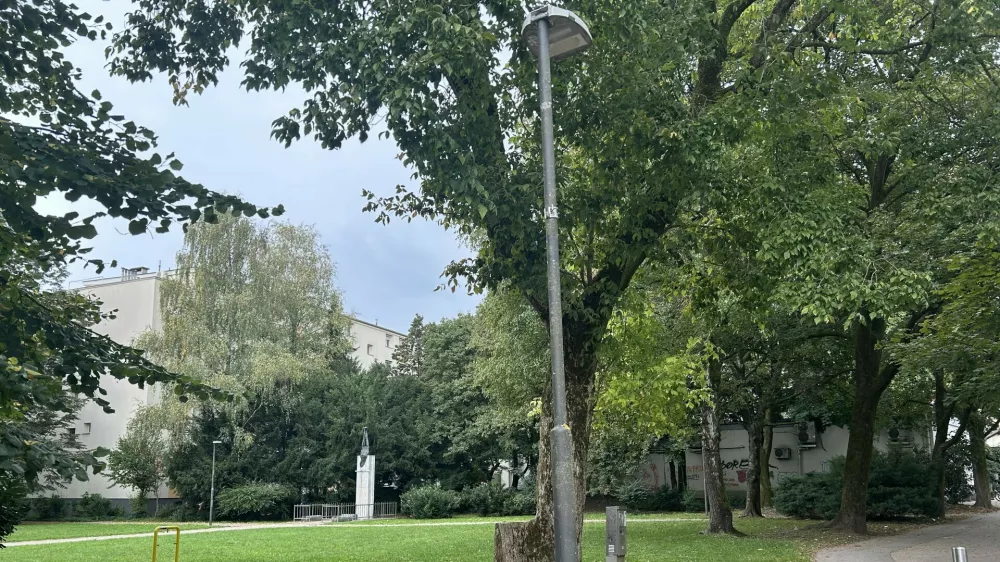 Park Ade &Scaron;kerl in Sonje Plaskan, ukradena tabla F &Scaron;pela Ferlin