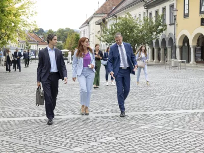 Novo mesto.Obisk vlade v jugovzhodni Sloveniji.Minister za delo, druzino, socialne zadeve in enake moznosti Luka Mesec, ministrica za pravosodje Andreja Katic in novomeski zupan Gregor Macedoni.