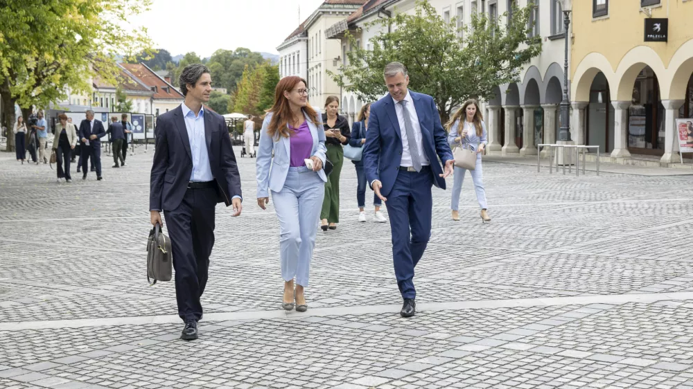 Novo mesto.Obisk vlade v jugovzhodni Sloveniji.Minister za delo, druzino, socialne zadeve in enake moznosti Luka Mesec, ministrica za pravosodje Andreja Katic in novomeski zupan Gregor Macedoni.