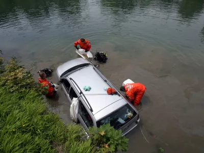 - re&scaron;evanje avtomobila iz Ljubljanice  - Mlada voznica je pri Trnovskem pristanu nenadoma zapeljala po nabrežju reke Ljubljanice in pristala v reki. Skupaj z njo sta bila v avtomobilu dva otroka. Mimoidoči so vse tri re&scaron;ili iz vozila.///FOTO: Luka Cjuha