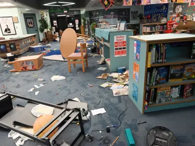 Knjižnica, razdejanje v &scaron;oli, razdejanje v knjižnici, razbijanje, vandalizem, razgrajanje