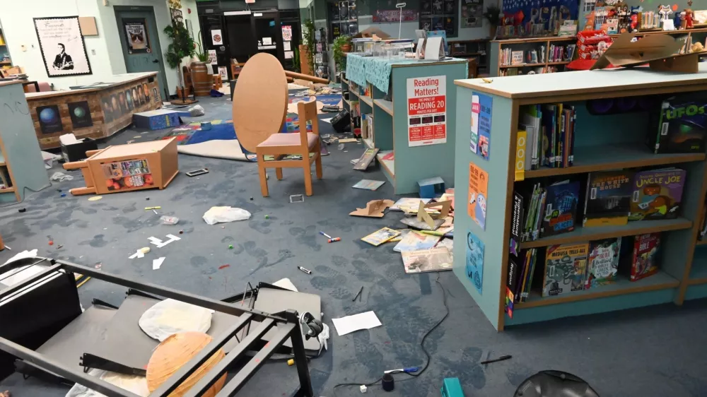 Knjižnica, razdejanje v &scaron;oli, razdejanje v knjižnici, razbijanje, vandalizem, razgrajanje