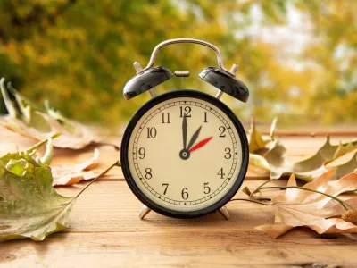Urini kazalci se bodo pomaknili za eno uro nazaj. Spali bomo torej uro več, toda hkrati bo tudi tema bolj zgodnja. / Foto: Istock