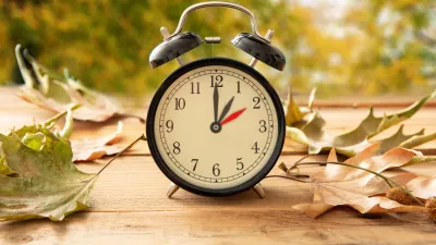 Urini kazalci se bodo pomaknili za eno uro nazaj. Spali bomo torej uro več, toda hkrati bo tudi tema bolj zgodnja. / Foto: Istock