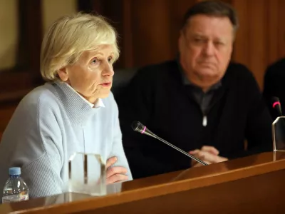 Edini izhod za Golobovo vlado