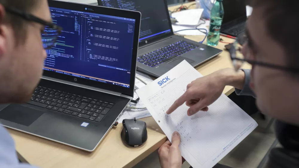 - 31.03.2022 - Fakulteta za elektrotehniko Univerze v Ljubljani - dnevi robotike - robotski izziv DIR 2022 Hekaton: Novartisov izziv - re&scaron;evali aktualen problem iz farmacije, povezan s predpripravo farmacevtskih vzorcev za analizo - Laboratorij za robotiko - robotikaFoto: Jaka Gasar