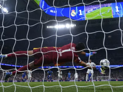 Real Madrid's Kylian Mbappe, right, shoots a penalty kick to score past Marseille's goalkeeper Geronimo Rulli his side's second goal during a Champions League opening phase soccer match between Real Madrid and Marseille at Santiago Bernabeu stadium, in Madrid, Tuesday, Sept. 16, 2025. (AP Photo/Manu Fernandez)