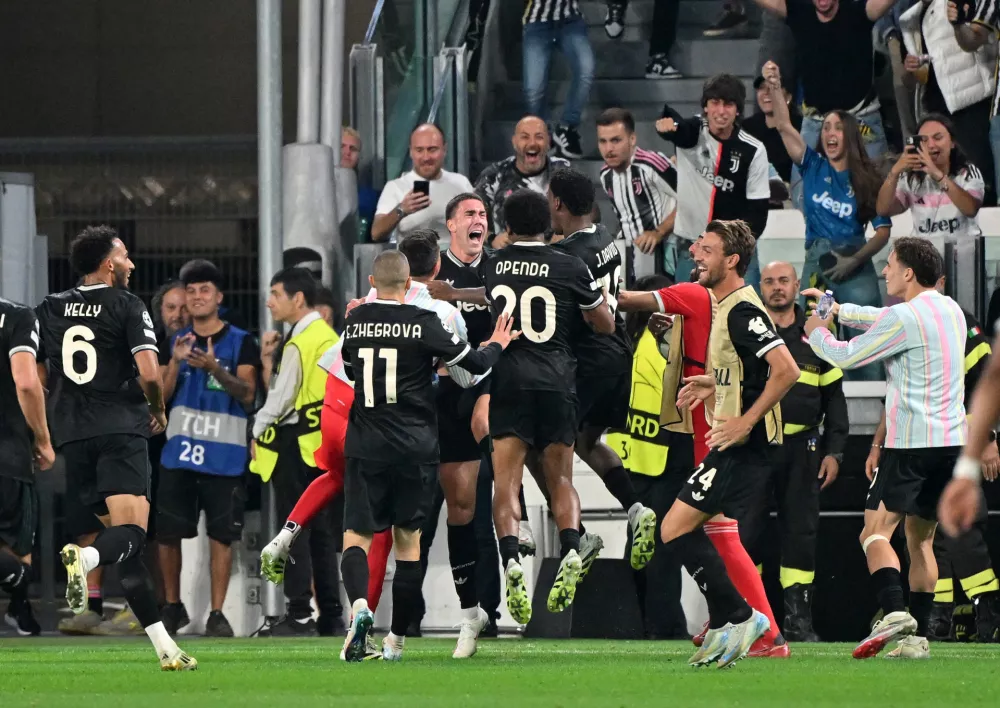 Soccer Football - UEFA Champions League - Juventus v Borussia Dortmund - Allianz Stadium, Turin, Italy - September 16, 2025 Juventus' Lloyd Kelly celebrates scoring their fourth goal with teammates REUTERS/Alberto Lingria