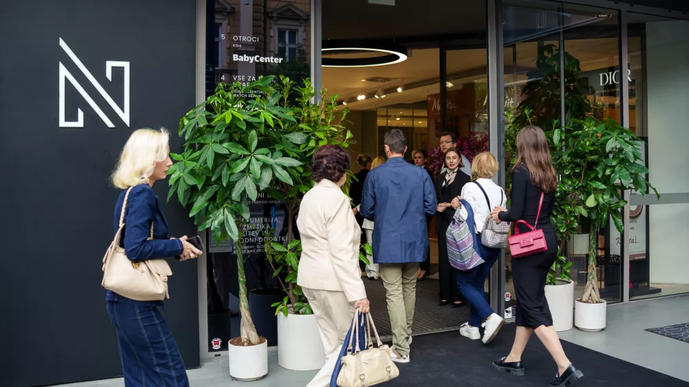 Vhod v veleblagovnico je po novem omogočen tudi s Tom&scaron;ičeve ulice. Foto: nama