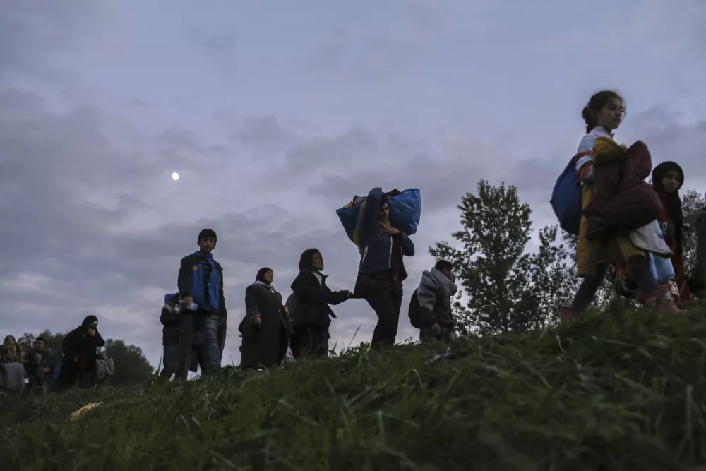 - 23.10.2015 - Slovenija - slovensko-hrva&scaron;ka meja - Rigonce- Begunci 2015 - migracije po zahodni balkanski poti - migracijskapot beguncev iz Sirije, Afganistana in Iraka čez Balkan proti zahodniEvropi - evropska begunska kriza - migranti -///FOTO: Jaka Gasar