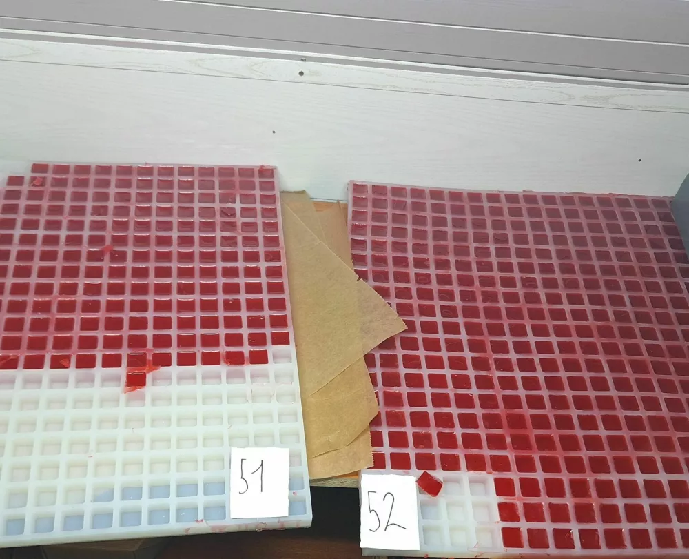 Zasegli so tudi modele za vlivanje želatinastih bonbonov. 