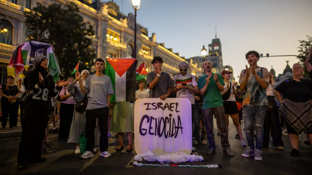 14 September 2025, Spain, MadridA protester holds a pro-Palestinian banner during the demonstration. Thousands of pro-Palestinian protesters took to the streets to protest the Israeli team's participation in the La Vuelta cycling race, taking over and blocking the race track, leading to the event's cancellation. PhotoDavid Canales/SOPA Images via ZUMA Press Wire/dpa