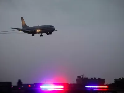 A plane carriying Venezuelan migrants who had been detained in El Salvador descends toward Simon Bolivar International Airport in Maiquetia, Venezuela, July 18, 2025. REUTERS/Leonardo Fernandez Viloria